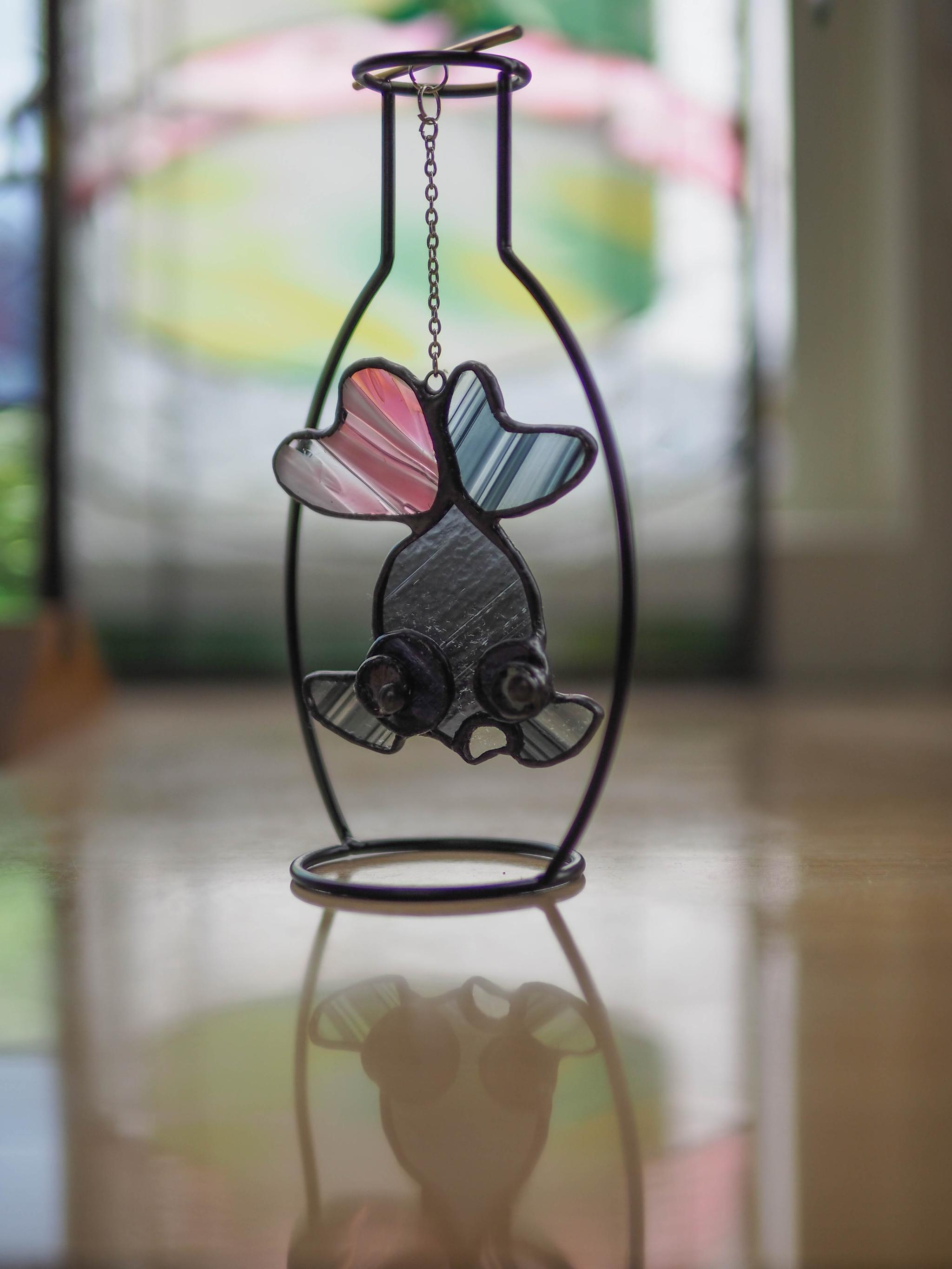 「出目ちゃん 参上!・ピンク」ステンドグラス・窓辺にちょこんとシリーズ・金魚・出目金・サンキャッチャー1枚目の画像