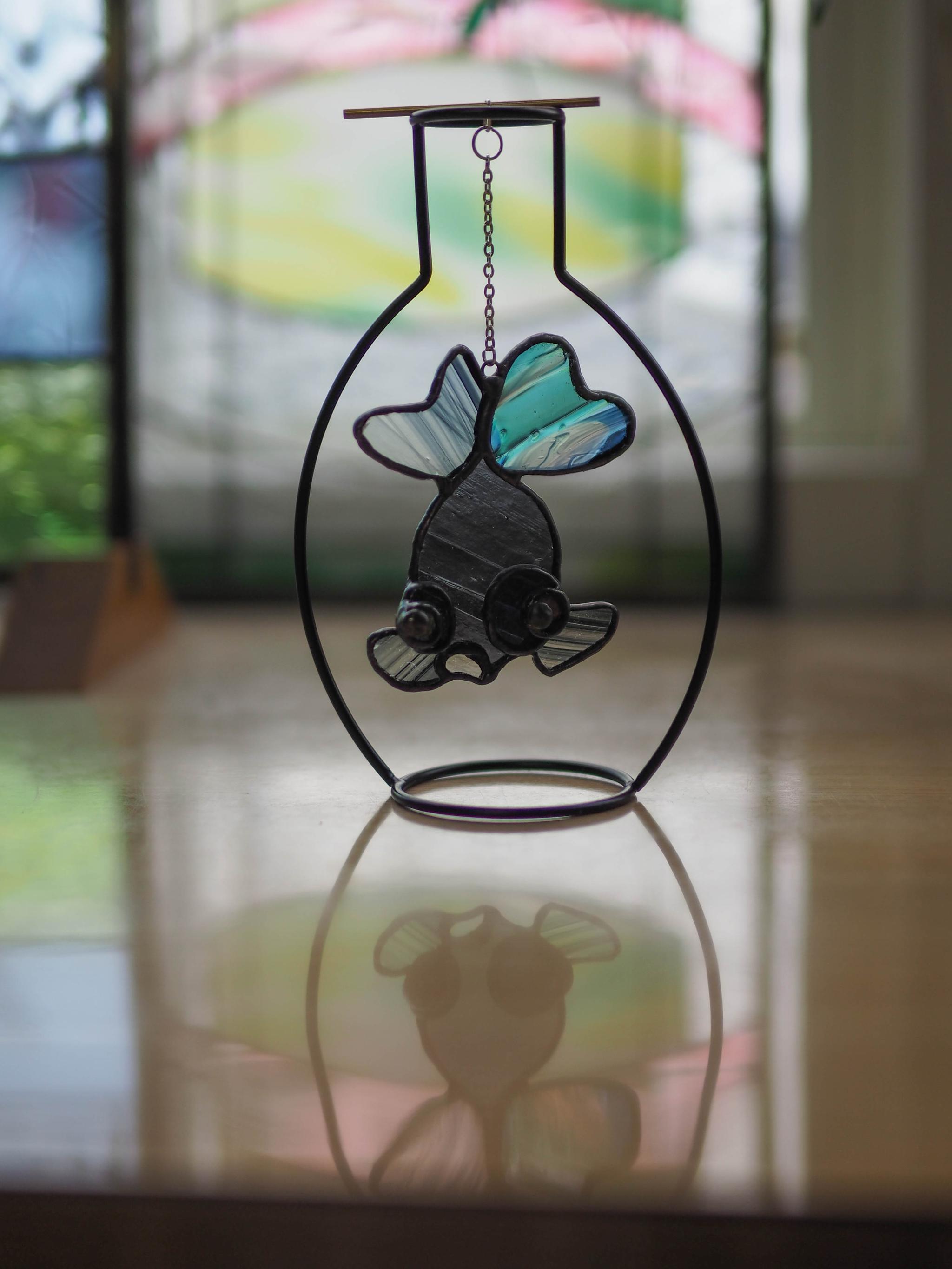 「出目ちゃん 参上!」ステンドグラス・窓辺にちょこんとシリーズ・金魚・出目金・サンキャッチャー1枚目の画像