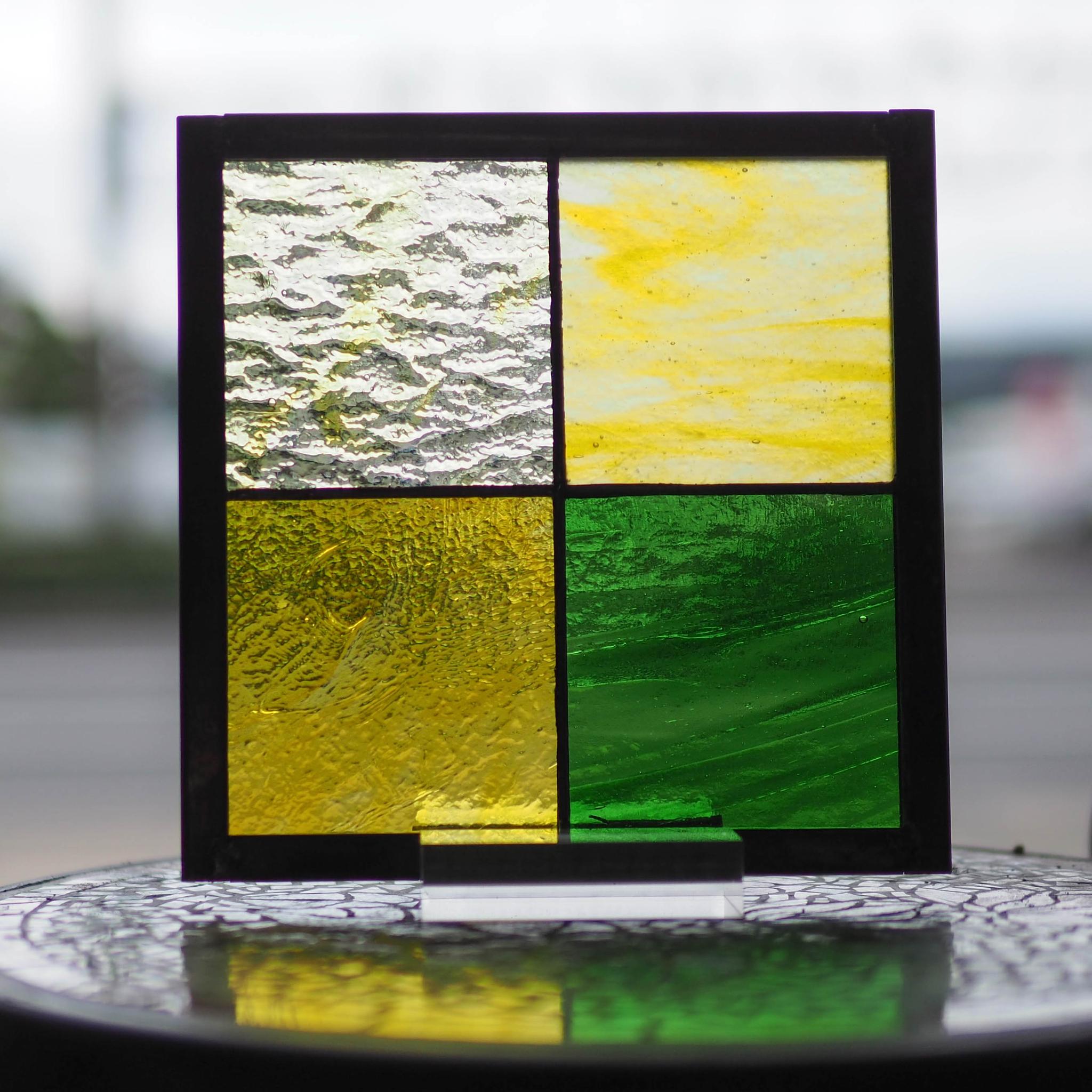 ひまわり色のミニパネル ステンドグラス サンキャッチャー1枚目の画像